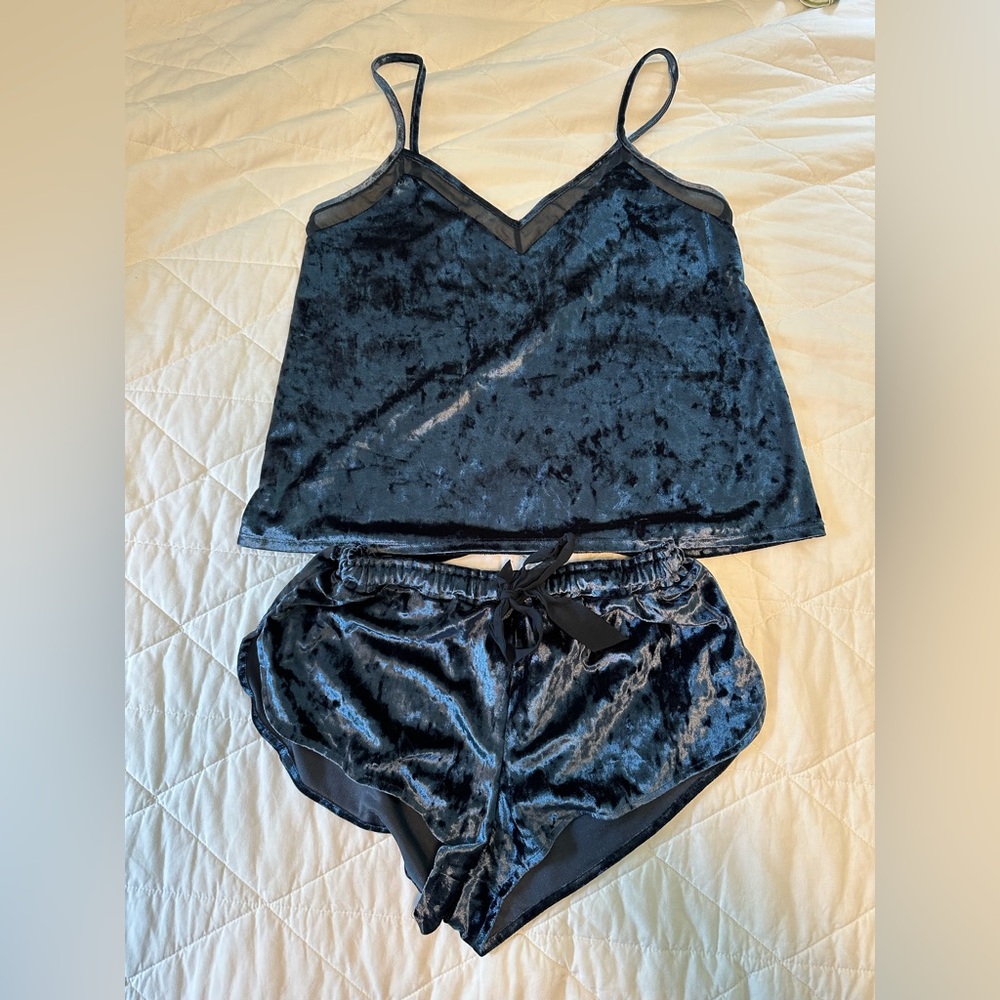 Cheslea28 women’s velvet navy indigo pajama set camisole and shorts size small